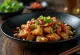 Frango estilo Sichuan servido com arroz