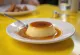 Flan com canela servido em um belo prato
