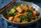 Bowl de tofu assado com vegetais servido
