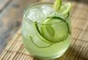 Limonada refrescante de pepino no copo com hortelã e gelo