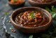 Molho de tamarindo servido com vegetais frescos