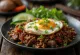 Nasi Goreng servido com carne bovina e ovo frito