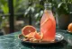 Garrafa de kombucha de toranja probiótico, com sabor cítrico fresco, coado