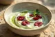 Iogurte probiótico servido com cerejas e pó de matcha