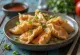 Gyoza de Frango BBQ frito dourado com molho
