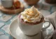 Chocolate quente com caramelo decorado com chantilly e fio de calda de caramelo