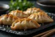 Gyoza de Carne Bovina servido com molho shoyu