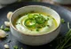 Iogurte cremoso com chá verde, alho e cebolinha, regado com azeite
