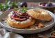 Bagel de ameixa com marzipã servido