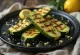 Abobrinha grelhada com molho BBQ servida