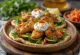 Gyros grego fusion servido em pão naan com carne, vegetais grelhados, tzatziki de curry e kimchi