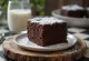 Bolo de cacau cortado em fatias, polvilhado com açúcar de confeiteiro