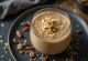 Smoothie de café servido em copo alto, decorado com rodelas de banana