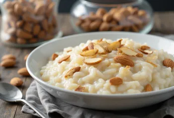 Risengrød dinamarquês cremoso servido polvilhado com pedaços de amêndoas crocantes