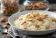 Risengrød dinamarquês cremoso servido polvilhado com pedaços de amêndoas crocantes