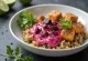Buddha Bowl de quinoa e limão com tofu ao curry e tahine de beterraba servido