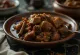 Rendang Tok servido, prato malaio rico e cremoso com leite de coco e especiarias