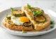 Bolo do caco torrado servido com legumes assados e salsa