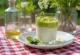 Panna cotta de groselha servida em copo