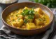 Ragu de tofu ao curry grelhado servido