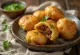 Khasta kachori servido com chutney verde, crocante e dourado