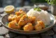 Frango Karaage com arroz, carne de frango crocante servida com coentro fresco