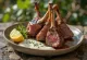 Pernil de Cordeiro Grelhado com Molho de Alho servido