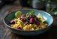 Curry de quinoa e limão com tahine e tofu de beterraba servido