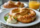 Pretzel servido com creme de ricota fresco, crocante por fora e macio por dentro.