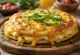 Quesadilla pancake servida com queijo e frango