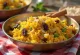 Pulao doce bengalês de arroz amarelo com castanhas e passas