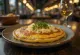 Raclette pancake servida com queijo derretido