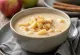 Sopa creme de maçã com canela servida