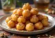 Loukoumades gregos, bolinhos de massa frita com mel e canela