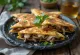 Quesadilla de cogumelos assada até ficar crocante, com queijo derretido, cortada em triângulos