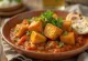 Curry picante de tofu servido com coentro e arroz